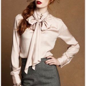 ✨💕🎉Host Pick!!🎉💕✨Cream satin pussy-bow blouse